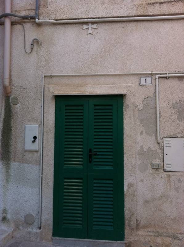 porta con croce di malta.JPG